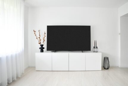 Téléviseur dans un salon lumineux, sans logo de chaîne